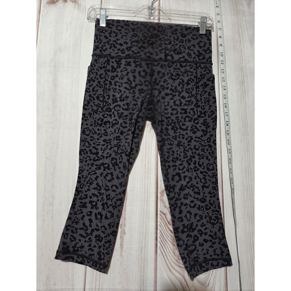 Ladies Small Petite Athleta Animal Print High Rise Capri Leggings with Pockets